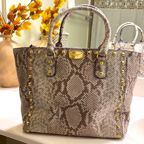 Michael Kors Handbags - Michael kors